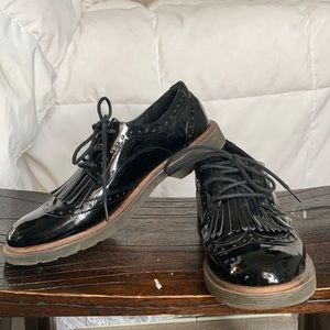 Women’s patent leather Oxford shoes